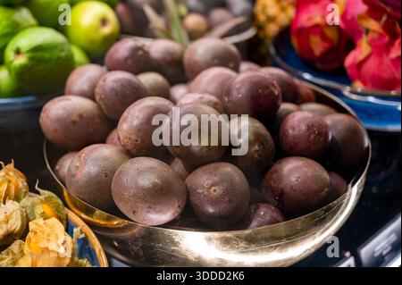Assortimento di frutta esotica fresca come mango, frutto del drago tropicale, litchi, stelle di frutta, colorato, succoso, con dolcezza naturale e nutrienti, in Foto Stock