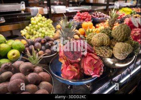 Assortimento di frutta esotica fresca come mango, frutto del drago tropicale, litchi, stelle di frutta, colorato, succoso, con dolcezza naturale e nutrienti, in Foto Stock