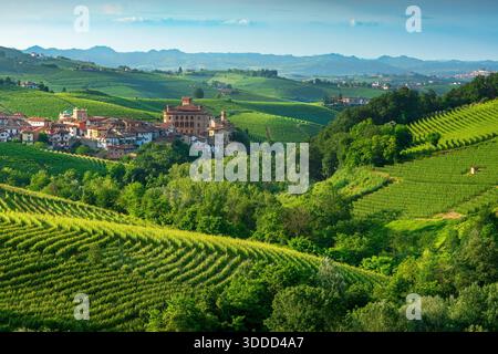 Vista panoramica di Barolo con il suo castello medievale Falletti, incastonato tra le dolci colline e i vigneti del Nebbiolo. Un paesaggio patrimonio dell'umanità dell'UNESCO Foto Stock