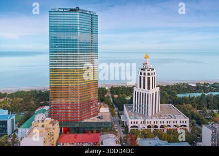 5 novembre 2025, Batumi, Georgia: Skyline aereo della città con moderno grattacielo e classico edificio Sheraton della torre dell'orologio Foto Stock