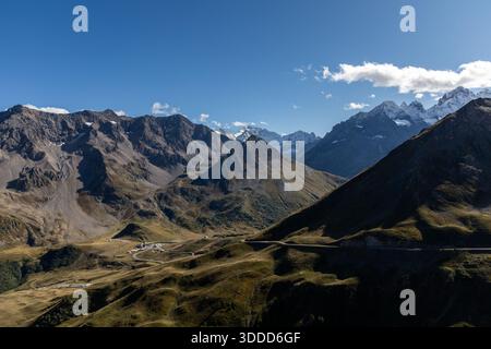 Vista panoramica dal col du Galibier nelle Alpi francesi Foto Stock
