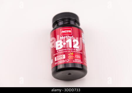Napoli, USA - 4 maggio 2022: Vitamina B12 metile integratori alimentari compresse con gusto di ciliegia di Jarrow formule isolate su sfondo bianco Foto Stock