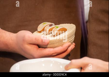 Evento speciale di degustazione per i visitatori, abbinamento di cibo con un bicchiere di champagne, deliziosi piatti preparati da rinomati cuochi a cibo invernale e. Foto Stock
