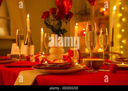 Il tavolo era bellissimo, con candele accese, vino e rose la sera. Festa di San Valentino Foto Stock