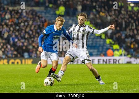Glasgow, Regno Unito. 30 dicembre 2025. I Rangers FC hanno giocato contro il St Mirren FC in una partita della William Hill Premiership all'Ibrox Stadium di Glasgow, Scozia, Regno Unito. Il punteggio finale è stato Rangers 2 - 1 ° Mirren. Connor Barron (R8) e Conor McMenamin (SM 10) competono per il pallone. Crediti: Findlay/Alamy Live News Foto Stock