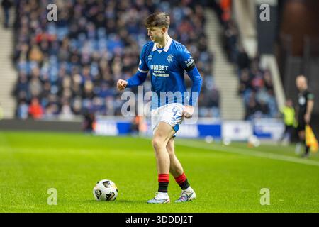Glasgow, Regno Unito. 30 dicembre 2025. I Rangers FC hanno giocato contro il St Mirren FC in una partita della William Hill Premiership all'Ibrox Stadium di Glasgow, Scozia, Regno Unito. Il punteggio finale è stato Rangers 2 - 1 ° Mirren. Mikey Moore (R47) che corre con la palla. Crediti: Findlay/Alamy Live News Foto Stock