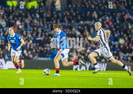 Glasgow, Regno Unito. 30 dicembre 2025. I Rangers FC hanno giocato contro il St Mirren FC in una partita della William Hill Premiership all'Ibrox Stadium di Glasgow, Scozia, Regno Unito. Il punteggio finale è stato Rangers 2 - 1 ° Mirren. Mikey Moore, (R47) è inseguito da Alex Gogic (SM 13) Credit: Findlay/Alamy Live News Foto Stock