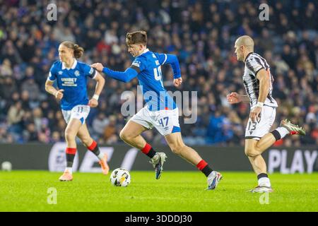 Glasgow, Regno Unito. 30 dicembre 2025. I Rangers FC hanno giocato contro il St Mirren FC in una partita della William Hill Premiership all'Ibrox Stadium di Glasgow, Scozia, Regno Unito. Il punteggio finale è stato Rangers 2 - 1 ° Mirren. Mikey Moore, (R47) è inseguito da Alex Gogic (SM 13) Credit: Findlay/Alamy Live News Foto Stock