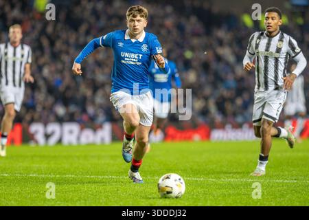 Glasgow, Regno Unito. 30 dicembre 2025. I Rangers FC hanno giocato contro il St Mirren FC in una partita della William Hill Premiership all'Ibrox Stadium di Glasgow, Scozia, Regno Unito. Il punteggio finale è stato Rangers 2 - 1 ° Mirren. Mikey Moore (R47) corre per prendere la palla. Crediti: Findlay/Alamy Live News Foto Stock