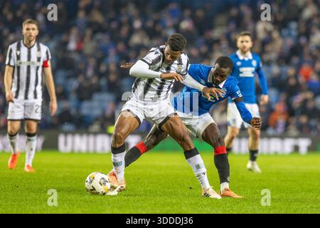 Glasgow, Regno Unito. 30 dicembre 2025. I Rangers FC hanno giocato contro il St Mirren FC in una partita della William Hill Premiership all'Ibrox Stadium di Glasgow, Scozia, Regno Unito. Il punteggio finale è stato Rangers 2 - 1 ° Mirren. Richard King (SM 5) tiene la palla da Jayden Meghoma (R30). Crediti: Findlay/Alamy Live News Foto Stock