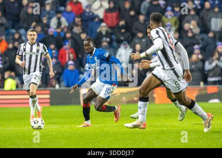 Glasgow, Regno Unito. 30 dicembre 2025. I Rangers FC hanno giocato contro il St Mirren FC in una partita della William Hill Premiership all'Ibrox Stadium di Glasgow, Scozia, Regno Unito. Il punteggio finale è stato Rangers 2 - 1 ° Mirren. Mohamed Diomande (R10) corre per ottenere la palla davanti ai difensori di St Mirren.credito: Findlay/Alamy Live News Foto Stock