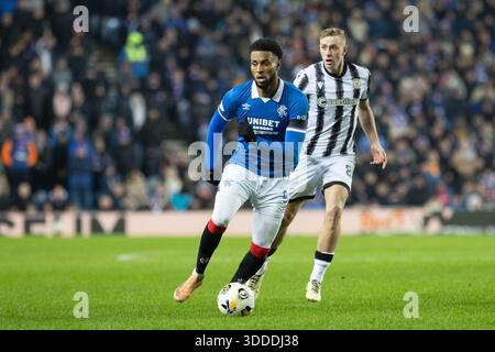 Glasgow, Regno Unito. 30 dicembre 2025. I Rangers FC hanno giocato contro il St Mirren FC in una partita della William Hill Premiership all'Ibrox Stadium di Glasgow, Scozia, Regno Unito. Il punteggio finale è stato Rangers 2 - 1 ° Mirren. Youssef Chermiti (R9) esce Killian Phillips (SM88). Crediti: Findlay/Alamy Live News Foto Stock