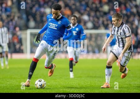 Glasgow, Regno Unito. 30 dicembre 2025. I Rangers FC hanno giocato contro il St Mirren FC in una partita della William Hill Premiership all'Ibrox Stadium di Glasgow, Scozia, Regno Unito. Il punteggio finale è stato Rangers 2 - 1 ° Mirren. Youssef Chermiti (R9) evade un tackle di Declan John (SM24). Crediti: Findlay/Alamy Live News Foto Stock