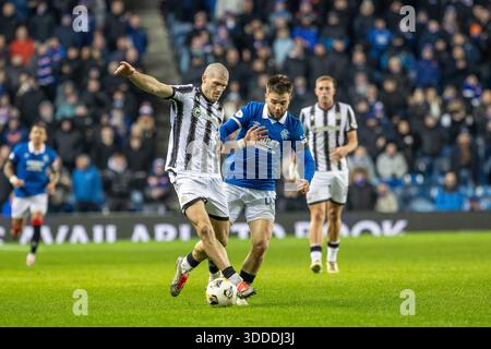 Glasgow, Regno Unito. 30 dicembre 2025. I Rangers FC hanno giocato contro il St Mirren FC in una partita della William Hill Premiership all'Ibrox Stadium di Glasgow, Scozia, Regno Unito. Il punteggio finale è stato Rangers 2 - 1 ° Mirren. Nicolas Raskin (R43) e Alex Gogic (SM13) competono per il pallone. Crediti: Findlay/Alamy Live News Foto Stock