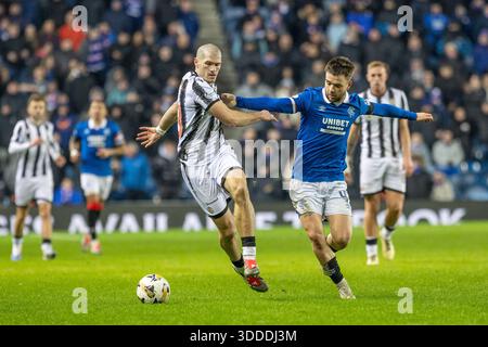 Glasgow, Regno Unito. 30 dicembre 2025. I Rangers FC hanno giocato contro il St Mirren FC in una partita della William Hill Premiership all'Ibrox Stadium di Glasgow, Scozia, Regno Unito. Il punteggio finale è stato Rangers 2 - 1 ° Mirren. Nicolas Raskin (R43) e Alex Gogic (SM13) competono per il pallone. Crediti: Findlay/Alamy Live News Foto Stock