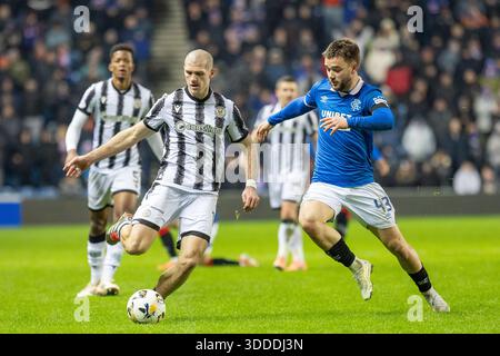 Glasgow, Regno Unito. 30 dicembre 2025. I Rangers FC hanno giocato contro il St Mirren FC in una partita della William Hill Premiership all'Ibrox Stadium di Glasgow, Scozia, Regno Unito. Il punteggio finale è stato Rangers 2 - 1 ° Mirren. Nicolas Raskin (R43) e Alex Gogic (SM13) competono per il pallone. Crediti: Findlay/Alamy Live News Foto Stock