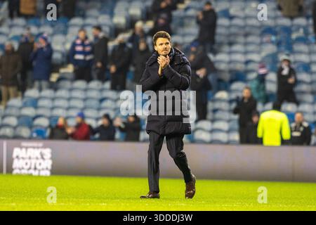 Glasgow, Regno Unito. 30 dicembre 2025. I Rangers FC hanno giocato contro il St Mirren FC in una partita della William Hill Premiership all'Ibrox Stadium di Glasgow, Scozia, Regno Unito. Il punteggio finale è stato Rangers 2 - 1 ° Mirren. Danny Rohl, allenatore dei Rangers, applaude i tifosi e i tifosi dei Rangers alla fine della partita. Crediti: Findlay/Alamy Live News Foto Stock