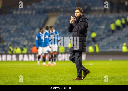 30 dicembre 2025. Glasgow, Regno Unito. I Rangers FC hanno giocato contro il St Mirren FC in una partita della William Hill Premiership all'Ibrox Stadium di Glasgow, Scozia, Regno Unito. Il punteggio finale è stato Rangers 2 - 1 ° Mirren. Danny Rohl, allenatore dei Rangers, applaude i tifosi e i tifosi dei Rangers alla fine della partita. Crediti: Findlay/Alamy Live News Foto Stock