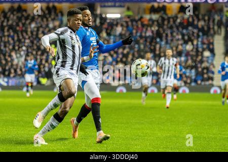 30 dicembre 2025. Glasgow, Regno Unito. I Rangers FC hanno giocato contro il St Mirren FC in una partita della William Hill Premiership all'Ibrox Stadium di Glasgow, Scozia, Regno Unito. Il punteggio finale è stato Rangers 2 - 1 ° Mirren. Richard King (SM5) e Youssef Chermiti (R9) competono per il pallone. Crediti: Findlay / Alamy Live News Foto Stock