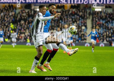 30 dicembre 2025. Glasgow, Regno Unito. I Rangers FC hanno giocato contro il St Mirren FC in una partita della William Hill Premiership all'Ibrox Stadium di Glasgow, Scozia, Regno Unito. Il punteggio finale è stato Rangers 2 - 1 ° Mirren. Richard King (SM5) e Youssef Chermiti (R9) competono per il pallone. Crediti: Findlay / Alamy Live News Foto Stock