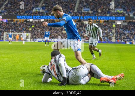 30 dicembre 2025. Glasgow, Regno Unito. I Rangers FC hanno giocato contro il St Mirren FC in una partita della William Hill Premiership all'Ibrox Stadium di Glasgow, Scozia, Regno Unito. Il punteggio finale è stato Rangers 2 - 1 ° Mirren. Nicolas Raskin (R43) batte Roland Idowu (SM7) in un tackle e corre via con la palla. Crediti: Findlay / Alamy Live News Foto Stock