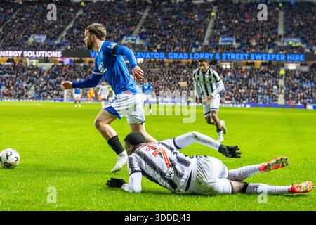 30 dicembre 2025. Glasgow, Regno Unito. I Rangers FC hanno giocato contro il St Mirren FC in una partita della William Hill Premiership all'Ibrox Stadium di Glasgow, Scozia, Regno Unito. Il punteggio finale è stato Rangers 2 - 1 ° Mirren. Nicolas Raskin (R43) batte Roland Idowu (SM7) in un tackle e corre via con la palla. Crediti: Findlay / Alamy Live News Foto Stock