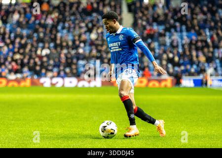 30 dicembre 2025. Glasgow, Regno Unito. I Rangers FC hanno giocato contro il St Mirren FC in una partita della William Hill Premiership all'Ibrox Stadium di Glasgow, Scozia, Regno Unito. Il punteggio finale è stato Rangers 2 - 1 ° Mirren. Jayden Meghoma (R30) che corre con la palla. Crediti: Findlay / Alamy Live News Foto Stock