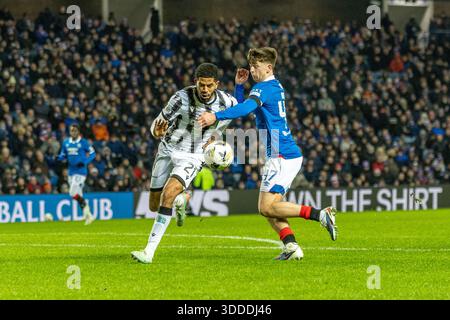 30 dicembre 2025. Glasgow, Regno Unito. I Rangers FC hanno giocato contro il St Mirren FC in una partita della William Hill Premiership all'Ibrox Stadium di Glasgow, Scozia, Regno Unito. Il punteggio finale è stato Rangers 2 - 1 ° Mirren. Mikey Moore (R47) e Miguel Freckleton (SM 21) competono per la palla. Crediti: Findlay / Alamy Live News Foto Stock