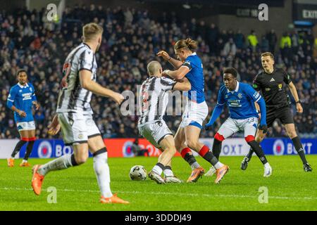 30 dicembre 2025. Glasgow, Regno Unito. I Rangers FC hanno giocato contro il St Mirren FC in una partita della William Hill Premiership all'Ibrox Stadium di Glasgow, Scozia, Regno Unito. Il punteggio finale è stato Rangers 2 - 1 ° Mirren. Thelo Aasgaard (R11) è affrontato da Alex Gogic (SM13) crediti: Findlay / Alamy Live News Foto Stock