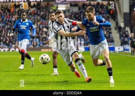 30 dicembre 2025. Glasgow, Regno Unito. I Rangers FC hanno giocato contro il St Mirren FC in una partita della William Hill Premiership all'Ibrox Stadium di Glasgow, Scozia, Regno Unito. Il punteggio finale è stato Rangers 2 - 1 ° Mirren. Nicolas Raskin (R43) e Marcus Fraser (SM22) competono per il pallone. Crediti: Findlay / Alamy Live News Foto Stock