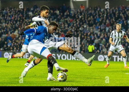30 dicembre 2025. Glasgow, Regno Unito. I Rangers FC hanno giocato contro il St Mirren FC in una partita della William Hill Premiership all'Ibrox Stadium di Glasgow, Scozia, Regno Unito. Il punteggio finale è stato Rangers 2 - 1 ° Mirren. Miguel Freckleton (SM21) e Djeidi Gassama (R23) competono per il pallone. Crediti: Findlay / Alamy Live News Foto Stock