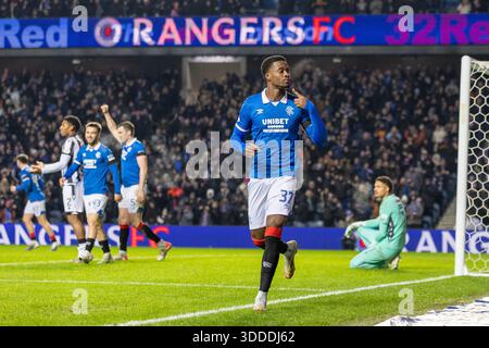 30 dicembre 2025. Glasgow, Regno Unito. I Rangers FC hanno giocato contro il St Mirren FC in una partita della William Hill Premiership all'Ibrox Stadium di Glasgow, Scozia, Regno Unito. Il punteggio finale è stato Rangers 2 - 1 ° Mirren. Emmanuel Fernandez (R37) punta all'infortunio alla bocca che ha subito segnando il secondo gol per i Rangers in 52 minuti. Crediti: Findlay / Alamy Live News Foto Stock