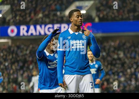 30 dicembre 2025. Glasgow, Regno Unito. I Rangers FC hanno giocato contro il St Mirren FC in una partita della William Hill Premiership all'Ibrox Stadium di Glasgow, Scozia, Regno Unito. Il punteggio finale è stato Rangers 2 - 1 ° Mirren. Emmanuel Fernandez (R37) punta all'infortunio alla bocca che ha subito segnando il secondo gol per i Rangers in 52 minuti. Crediti: Findlay / Alamy Live News Foto Stock