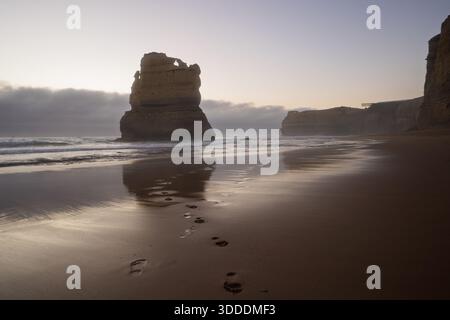 Primo piano verticale del Sea Stack sulla Gibson Beach a Dusk Australia Foto Stock