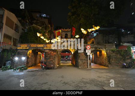 La porta della città Vecchia, conosciuta anche come o Quan Chuong, è l'unica porta superstite dell'antica Cittadella Imperiale di Thang Long ad Hanoi. E' la porta d'accesso Foto Stock