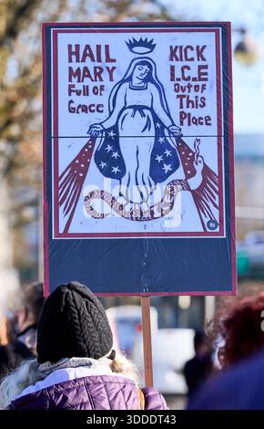 Una donna ha un segno contro le politiche di deportazione dell'amministrazione Trump durante una manifestazione del 30 dicembre 2025 a Eugene, Oregon. Foto Stock