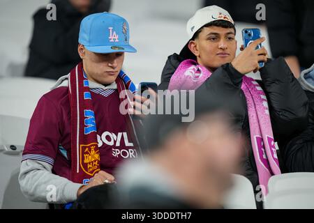 Londra, Regno Unito. 30 dicembre 2025. Tifosi del West Ham prima del calcio d'inizio durante la partita di Premier League West Ham United vs Brighton e Hove Albion al London Stadium, Londra, Regno Unito, 30 dicembre 2025 (foto di Maynard Manyowa/News Images) *** GER AUT sui OUT *** a Londra, Regno Unito il 30/12/2025. (Foto di Maynard Manyowa/News Images/Sipa USA) credito: SIPA USA/Alamy Live News Foto Stock