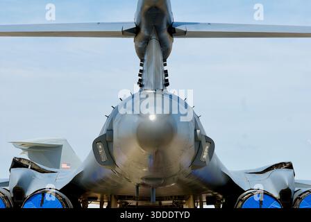 Dover, Delaware, USA - 27 agosto 2025: Un bombardiere pesante B-1B Lancer della U.S. Air Force con base a Dyess Air Force base, Texas, in mostra in una fiera aerea. Foto Stock