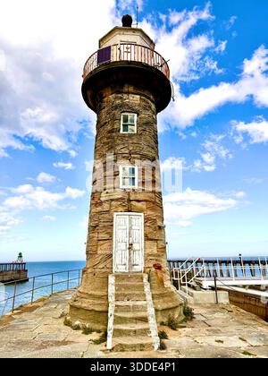 Il faro sull'East Pier, North Yorkshire, Inghilterra, Regno Unito Foto Stock