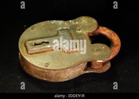 Primo piano del vecchio lucchetto arrugginito chiuso Foto Stock