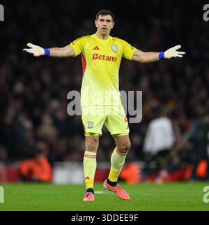 Londra, Regno Unito. 30 dicembre 2025. Arsenal vs Aston Villa - Premier League - Emirates Stadium. Aston Villa portiere Emiliano Martinez in azione. Crediti immagine: Mark Pain/Alamy Live News Foto Stock