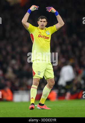 Londra, Regno Unito. 30 dicembre 2025. Arsenal vs Aston Villa - Premier League - Emirates Stadium. Aston Villa portiere Emiliano Martinez in azione. Crediti immagine: Mark Pain/Alamy Live News Foto Stock