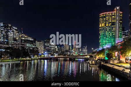 Paesaggio urbano notturno di Melbourne dal ponte Lamont sul fiume Yarra a Melbourne, Australia, il 16 dicembre 2025 Foto Stock