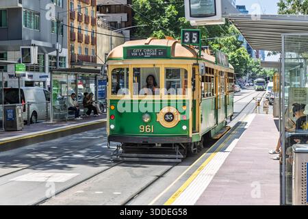 Tram City Circle 35 alla fermata di Flinders Street, Melbourne, Victoria, Australia il 17 dicembre 2025 Foto Stock