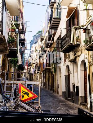 Lavori stradali a Cefalù sulla costa tirrenica della Sicilia Foto Stock
