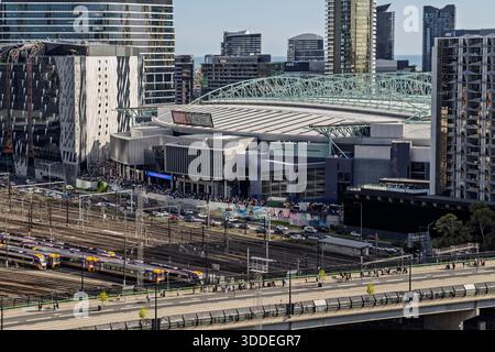 Vista dal tetto del Marvel Stadium e del ponte di la Trobe Street sulla Southern Cross Railway nel centro di Melbourne, Australia, il 17 dicembre 2025 Foto Stock