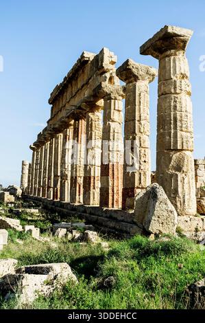 Rovine del Tempio C a Selinunte, antica città greca della Magna Grecia in Sicilia. Foto Stock