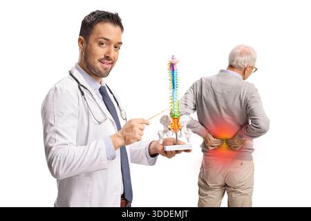 Medico che spiega il mal di schiena a un paziente anziano utilizzando un modello della colonna vertebrale isolato su sfondo bianco Foto Stock