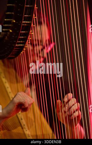 Arpista che si esibisce sul palco Foto Stock