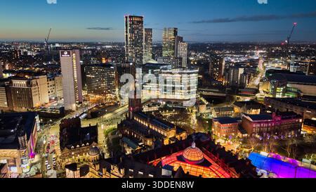 Manchester Corn Exchange e Manchester Cathedral verso Salford Foto Stock
